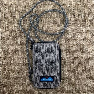 Kavu Herringbone Crossbody Wallet in Black and cream